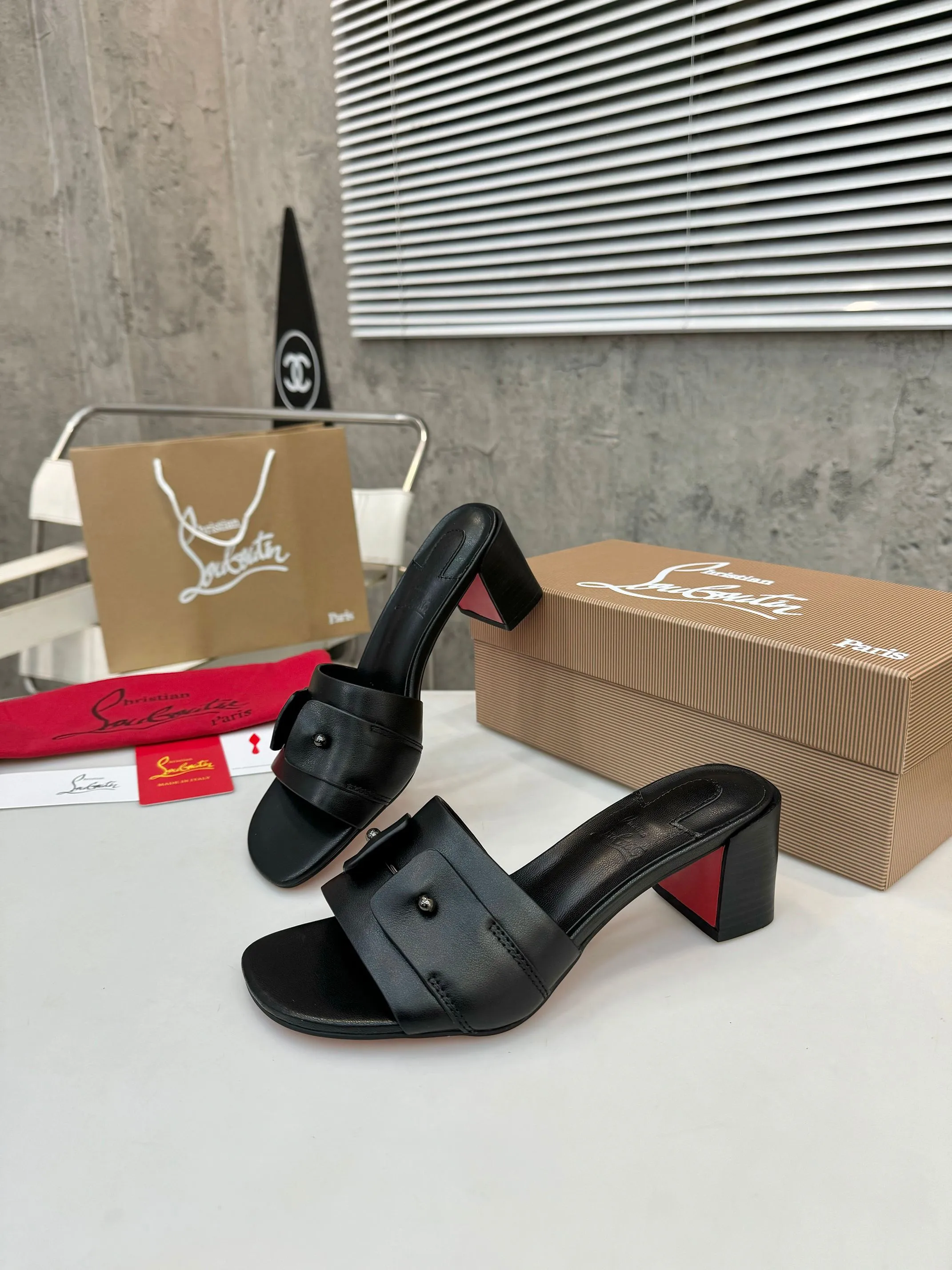 👟👟Ex-factory price 420👟👟 Genuine leather base +40 Top version Purchasing level ⚡③ colors to choose from. Christian Louboutin (CL) logo design is launched this year. The latest catwalk style of red-soled shoes 💥abbreviated as CL. This year's T-stage catwalk style of red-soled shoes👠 has a fresh and refreshing feel, and is perfect on the feet. 💃elegant and crystal clear. All accessories, materials and patterns are all customized at the original 1:1, zero distance from the original version. 1⃣ Upper: cowhide + unique logo 2⃣ Inner: sheepskin 3⃣Outsole: Original one-to-one molded genuine leather rubber non-slip two-color label outsole 4⃣🔺Original packaging 5⃣Number of yards: 35-42 (refundable or exchangeable if ordering 42)